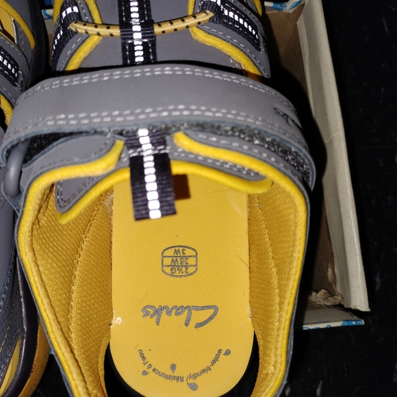 BRAND NEW PAIR OF CLARKS GIRLS SANDALS - Picture 5 of 6